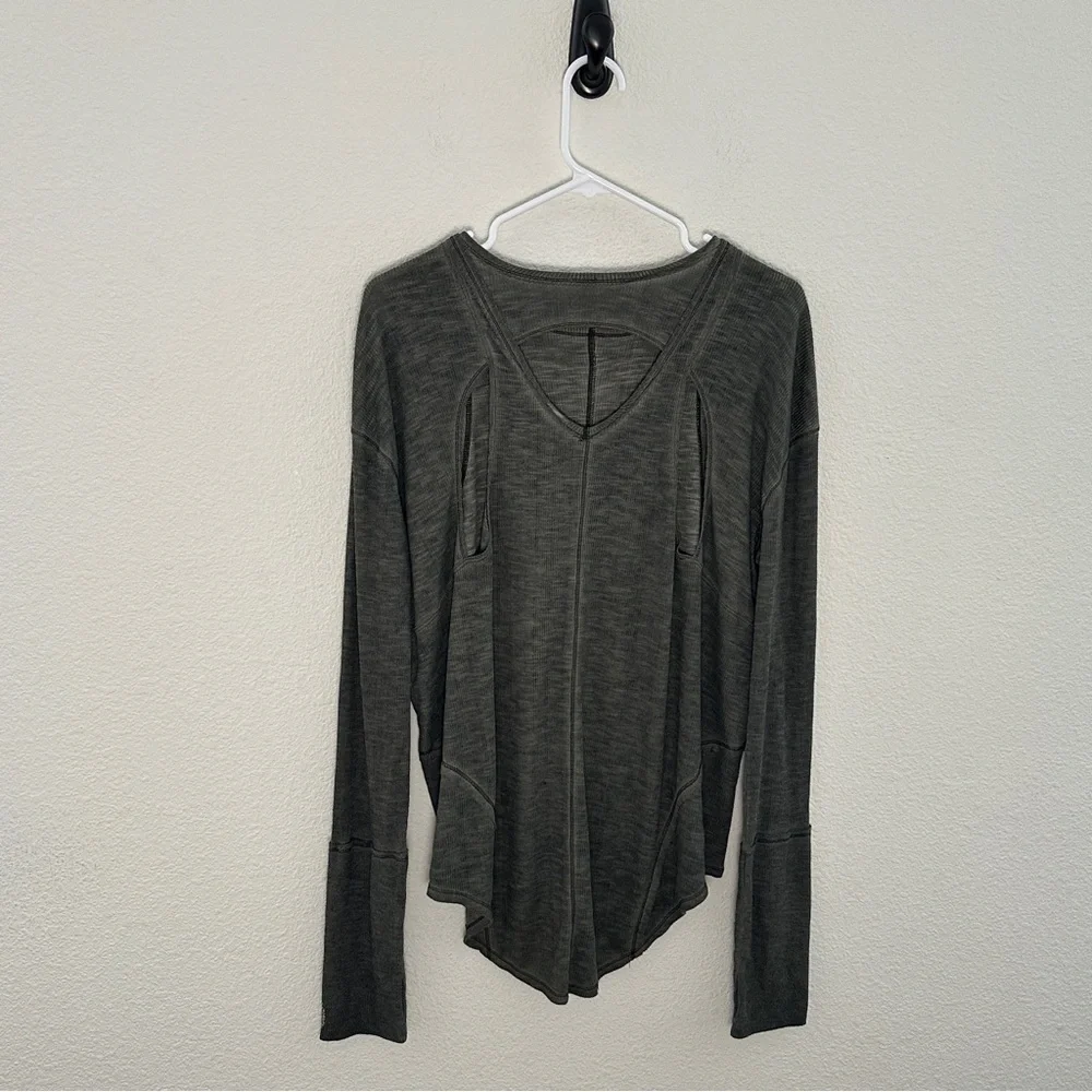 FP Movement‎ Lay Up Olive Green Grey Long Sleeve Back Cutout Thumbhole Top L